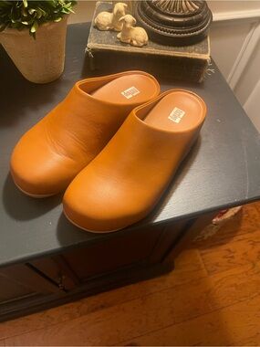 NWOB FitFlop Women's Tan Leather Clogs